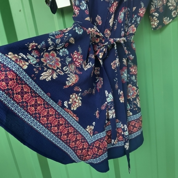 NEW Women's Floral Shorts One Piece Romper Size Medium Ditsy Flowers - Picture 4 of 9